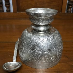 พานขันเงินตักบาตรเก่าลายเทพนม เส้นผ่าศูนย์กลาง 71/2" เนื้อเงินดีมีน้ำหนัก 559.6 กรัม ( 36.8 บาท ) - Image 3