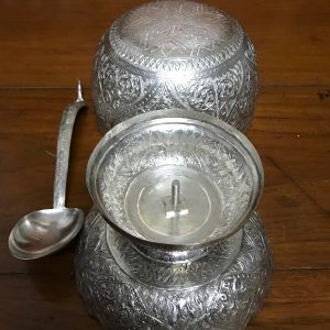 พานขันเงินตักบาตรเก่าลายเทพนม เส้นผ่าศูนย์กลาง 71/2" เนื้อเงินดีมีน้ำหนัก 559.6 กรัม ( 36.8 บาท ) - Image 4