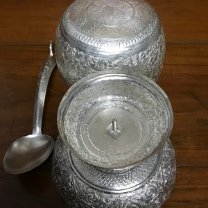 พานขันเงินตักบาตรเก่าลาย นกยูงรำแพน กับ ผลไม้  เส้นผ่าศูนย์กลาง 7 1/2"  เนื้อเงินดีมีน้ำหนัก 694.9 กรัม ( 45.7 บาท ) - Image 4