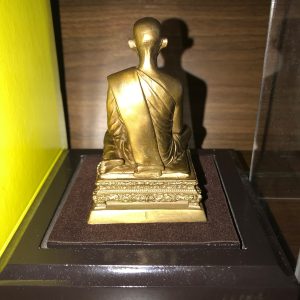 องค์หล่อในหลวงทรงผนวชขนาด 2" รุ่นพลังแผ่นดิน ปี 2554 พร้อมฐานไม้และครอบพลาสติกใสอย่างดี อยู่ในกล่องกระดาษแข็งสีเหลืองจากวัด - Image 3