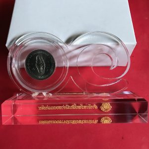 เหรียญ ร. 10 สำเร็จการศึกษาจากโรงเรียนเสนาธิการทหารบก  หนึ่งบาท เนื้อคิวโปรนิเกิล ปี2521 พร้อมกรอบตั้งโชว์ - Image 2