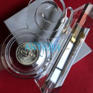 เหรียญ ร. 10 สำเร็จการศึกษาจากโรงเรียนเสนาธิการทหารบก  หนึ่งบาท เนื้อคิวโปรนิเกิล ปี2521 พร้อมกรอบตั้งโชว์ - Image 3