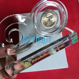 เหรียญ ร. 10 สำเร็จการศึกษาจากโรงเรียนเสนาธิการทหารบก  หนึ่งบาท เนื้อคิวโปรนิเกิล ปี2521 พร้อมกรอบตั้งโชว์ - Image 4