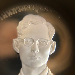 เหรียญพระที่นั่งนารายณ์ทรงสุบรรณเนื้อ เงินขัดเงา กองทัพอากาศสร้างน้อมเกล้าฯถวาย 9 มิถุนายน 2539 - Image 2