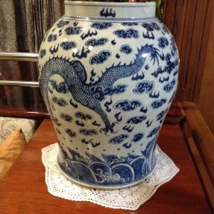 โถ-โอ่ง กระเบื้องโบราณสีขาว-ฟ้า ลายมังกรดั้นเมฆใบใหญ่ หายากมาก (มีลอยชำรุด ซ่อมปากเล็กน้อย) - Image 2