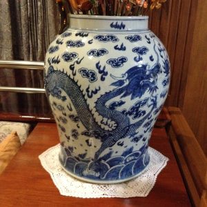 โถ-โอ่ง กระเบื้องโบราณสีขาว-ฟ้า ลายมังกรดั้นเมฆใบใหญ่ หายากมาก (มีลอยชำรุด ซ่อมปากเล็กน้อย) - Image 3