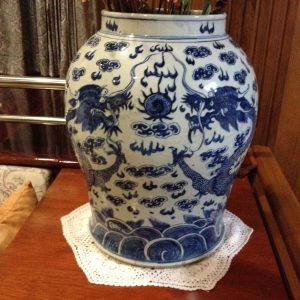 โถ-โอ่ง กระเบื้องโบราณสีขาว-ฟ้า ลายมังกรดั้นเมฆใบใหญ่ หายากมาก (มีลอยชำรุด ซ่อมปากเล็กน้อย) - Image 4