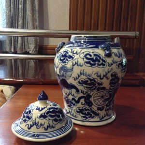 โถกระเบื้องโบราณสีขาวฟ้าเข้มรูป สิงห์คู่เล่นลูกบอลดั้นเมฆพร้อมฝา สภาพสมบูรณ์มากๆ หายาก (ซ่อมปลายฝาเล็กน้อย) - Image 3