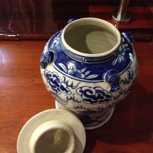 โถกระเบื้องโบราณสีขาวฟ้าเข้มรูป สิงห์คู่เล่นลูกบอลดั้นเมฆพร้อมฝา สภาพสมบูรณ์มากๆ หายาก (ซ่อมปลายฝาเล็กน้อย) - Image 4