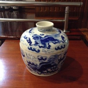 โถกระเบื้องโบราณสีขาวฟ้าอ่อนรูป สิงห์คู่เล่นลูกบอลดั้นเมฆพร้อมฝามีตำหนิเล็กน้อย สภาพโดยรวมสมบูรณ์มากๆ หายาก - Image 2