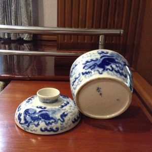 โถกระเบื้องโบราณสีขาวฟ้าอ่อนรูป สิงห์คู่เล่นลูกบอลดั้นเมฆพร้อมฝามีตำหนิเล็กน้อย สภาพโดยรวมสมบูรณ์มากๆ หายาก - Image 4