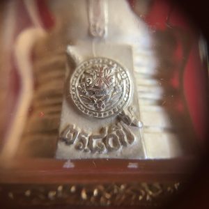 พระหลวงพ่อโสธร รุ่นประวัติศาสตร์ 80 ปีกรมตำรวจ เนื้อเงินพ่นทราย พร้อมเลี่ยมทองคำอย่างหนาแกะลายยกซุ้มสวยงาม - Image 4