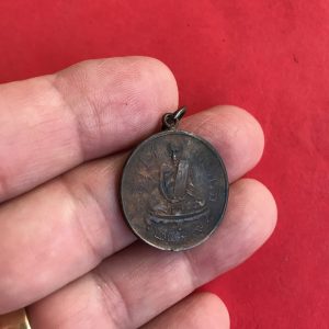 เหรียญพระอุปัชฌากรัก วัดอัมพวัน เนื้อทองแดงปี 2469 ห่วงเชื่อมหลังยันต์ - Image 3