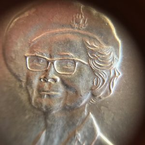 เหรียญกษาปณ์ที่ระลึกพระชนมายุครบ  75 พรรษา สมเด็จพระศรีนครินทราบรมราชชนนี เนื้อเงินหน้าเหรียญ 150 บ. 20 ตุลาคม 2518 - Image 3