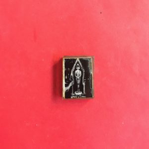 ล็อกเก็ตรูปถ่ายเก่าหลวงพ่อเงินวัด
บางคลาน หลังเป็นพระพุทธยืนบนดอกบัว - Image 2