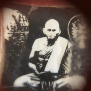 ล็อกเก็ตรูปถ่ายเก่าหลวงพ่อเงินวัด
บางคลาน หลังเป็นพระพุทธยืนบนดอกบัว - Image 3