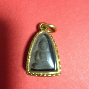 พระร่วงนั่งหน้าโหนก กรุวัดเชตุพน จ.สุโขทัยเนื้อดิน อายุกว่า700ปี พุทธคุณทางแคล้วคลาดและเมตตามหานิยม เลี่ยมทองคำเก่าอย่างหนา - Image 2