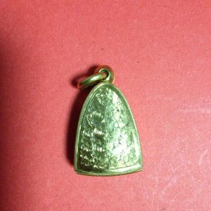 พระร่วงนั่งหน้าโหนก กรุวัดเชตุพน จ.สุโขทัยเนื้อดิน อายุกว่า700ปี พุทธคุณทางแคล้วคลาดและเมตตามหานิยม เลี่ยมทองคำเก่าอย่างหนา - Image 4