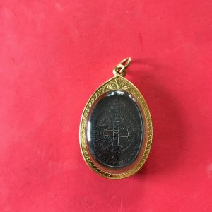 เหรียญหลวงพ่อคูณ เนื้อนวะ ปี 2517 บล็อก 5 แตกหน้าเกลี้ยง ( เป็นบล็อกหายากสุด ) เลี่ยมทองคำเก่าหนายกซุ้ม - Image 2