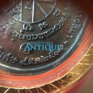 เหรียญหลวงพ่อคูณ เนื้อนวะ ปี 2517 บล็อก 5 แตกหน้าเกลี้ยง ( เป็นบล็อกหายากสุด ) เลี่ยมทองคำเก่าหนายกซุ้ม - Image 4