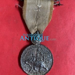 เหรียญชัยสมรภูมิสงครามเอเชียบูรพา พ.ศ.2484 สมเด็จพระนเรศวรมหาราช-กู้ชาติ (เนื้อตระกั่ว)สวยคมชัดสมบูรณ์มากๆพร้อมแพรแถบ - Image 2