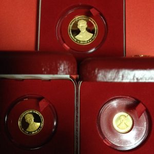 เหรียญกษาปณ์ที่ระลึก พระราชพิธีกาญจนาภิเษก ปี 2539  ชุด3เหรียญ เนื้อทองคำขัดเงา นำ้หนักรวม 26.6 กรัม พร้อมกล่องกษาปณ์ - Image 3