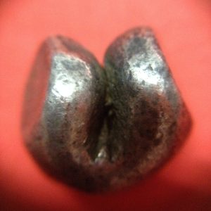 พดด้วงเม็ด 1 บาทสมัยพระนารายณ์ปี พ.ศ. 2199-2231 ตรา บัว หรือ พุ่มข้าวบิณฑ์ใต้จุดบนมีเส้นสองแฉก สวยคมชัด (เม็ดที่ 5) - Image 3