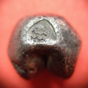 พดด้วงเม็ด 1 บาทสมัยพระนารายณ์ปี พ.ศ. 2199-2231 ตรา บัว หรือ พุ่มข้าวบิณฑ์ใต้จุดบนมีเส้นสองแฉก สวยคมชัด (เม็ดที่ 5) - Image 4