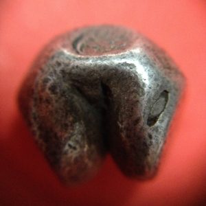 พดด้วงเม็ด 1 บาทสมัยพระนารายณ์ปี พ.ศ. 2199-2231 ตรา บัว หรือ พุ่มข้าวบิณฑ์ใต้จุดบนมีเส้นสองแฉก สวยคมชัด (เม็ดที่ 4) - Image 4