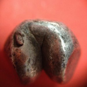 พดด้วงเม็ด 1 บาทสมัยพระเจ้าทรงธรรมปี พ.ศ. 2155-2171 ตรา เปลวเพลิง เป็นรูปคล้ายดวงไฟมีเปลวลอยสองข้าง สวยคมชัด (เม็ดที่ 5) - Image 4