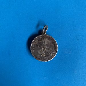 ล็อกเก็ตเก่ารูปเสด็จพ่อร.5 ครึ่งองค์ เลี่ยมเงินเก่าแกะลายหน้าและหลังเป็นรูปเทวดาพร้อมแขวนคอ - Image 3