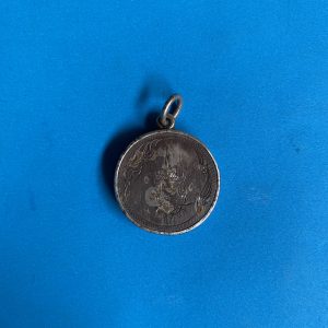 ล็อกเก็ตเก่ารูปเสด็จพ่อร.5 ครึ่งองค์ เลี่ยมเงินเก่าแกะลายหน้าและหลังเป็นรูปเทวดาพร้อมแขวนคอ - Image 4