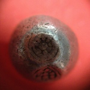 พดด้วงเม็ด 1 บาทสมัยพระนารายณ์ปี พ.ศ. 2199-2231 ตรา บัว หรือ พุ่มข้าวบิณฑ์ใต้จุดบนมีเส้นสองแฉก สวยคมชัด (เม็ดที่ 3) - Image 2