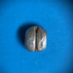 พดด้วงเก่าสมัยกรุงสุโขทัย ตราสิงห์ เนื้อเงินเม็ด เฟื้อง สวบงามคมชัดขนาดนี้หายากมาก - Image 4