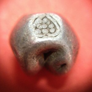 พดด้วงเม็ด 1 บาทสมัยพระนารายณ์ปี พ.ศ. 2199-2231 ตรา บัว หรือ พุ่มข้าวบิณฑ์ใต้จุดบนมีเส้นสองแฉก สวยคมชัด (เม็ดที่ 3) - Image 4