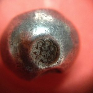 พดด้วงเม็ด 1 บาทสมัยพระเจ้าทรงธรรมปี พ.ศ. 2155-2171 ตรา เปลวเพลิง เป็นรูปคล้ายดวงไฟมีเปลวลอยสองข้าง สวยคมชัด (เม็ดที่ 2) - Image 2