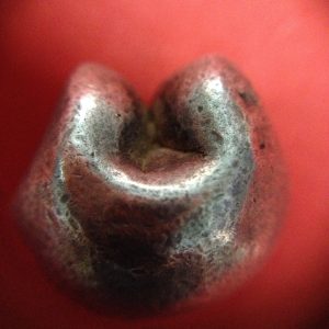 พดด้วงเม็ด 1 บาทสมัยพระเจ้าทรงธรรมปี พ.ศ. 2155-2171 ตรา เปลวเพลิง เป็นรูปคล้ายดวงไฟมีเปลวลอยสองข้าง สวยคมชัด (เม็ดที่ 2) - Image 3