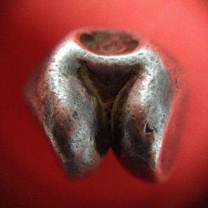 พดด้วงเม็ด 1 บาทสมัยพระเจ้าทรงธรรมปี พ.ศ. 2155-2171 ตรา เปลวเพลิง เป็นรูปคล้ายดวงไฟมีเปลวลอยสองข้าง สวยคมชัด (เม็ดที่ 2) - Image 4