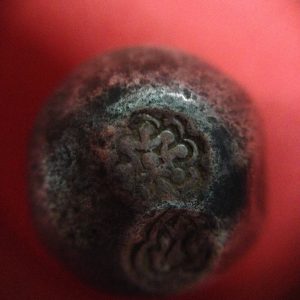 พดด้วงเม็ด 1 บาทสมัยพระเจ้าทรงธรรมปี พ.ศ. 2155-2171 ตรา เปลวเพลิง เป็นรูปคล้ายดวงไฟมีเปลวลอยสองข้าง สวยคมชัด (เม็ดที่ 3) - Image 2