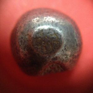 พดด้วงเม็ด 1 บาทสมัยพระเจ้าทรงธรรมปี พ.ศ. 2155-2171 ตรา เปลวเพลิง เป็นรูปคล้ายดวงไฟมีเปลวลอยสองข้าง สวยคมชัด (เม็ดที่ 4) - Image 2