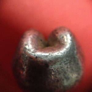 พดด้วงเม็ด 1 บาทสมัยพระเจ้าทรงธรรมปี พ.ศ. 2155-2171 ตรา เปลวเพลิง เป็นรูปคล้ายดวงไฟมีเปลวลอยสองข้าง สวยคมชัด (เม็ดที่ 4) - Image 3