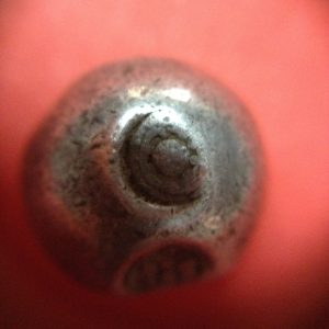 พดด้วงเม็ด 1 บาทสมัยพระนารายณ์ปี พ.ศ. 2199-2231 ตรา บัว หรือ พุ่มข้าวบิณฑ์ใต้จุดบนมีเส้นสองแฉก สวยคมชัด (เม็ดที่ 1) - Image 2