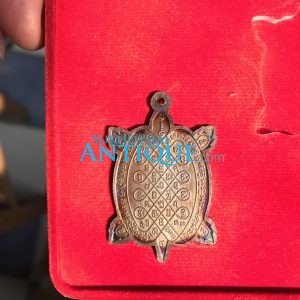 เหรียญพยาเต่าเรือนหลวงปู่หลิว วัดไร่แตงทองรุ่น" สุขใจ " เนื้อนวะผิวรุ้ง ปี 2537 สวยงามมากๆพร้อมกล่องรวม - Image 2