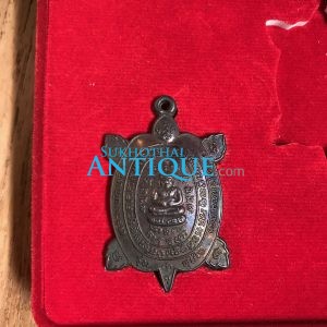 เหรียญพยาเต่าเรือนหลวงปู่หลิว วัดไร่แตงทองรุ่น" สุขใจ " เนื้อนวะผิวรุ้ง ปี 2537 สวยงามมากๆพร้อมกล่องรวม - Image 3