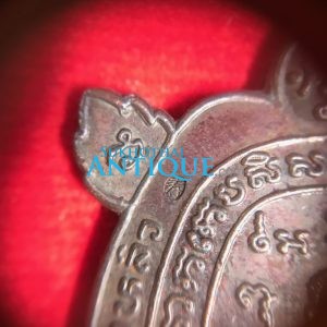 เหรียญพยาเต่าเรือนหลวงปู่หลิว วัดไร่แตงทองรุ่น" สุขใจ " เนื้อนวะผิวรุ้ง ปี 2537 สวยงามมากๆพร้อมกล่องรวม - Image 4