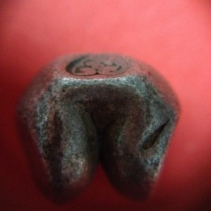 พดด้วงเม็ด 1 บาทสมัยสมเด็จพระเจ้าอุทุมร (ขุนหลวงหาวัด) พ.ศ.2301-2302 ตราช่ออุทุมพร รูปจุด 4 จุด อยุ่ภายในกรอบกนกเปิดล่าง สวยคมชัดมาก เม็ดที่ 3 - Image 4