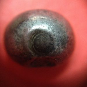 พดด้วงเม็ด 1 บาทสมัยสมเด็จพระเจ้าอุทุมร (ขุนหลวงหาวัด) พ.ศ.2301-2302 ตราช่ออุทุมพร รูปจุด 4 จุด อยุ่ภายในกรอบกนกเปิดล่าง สวยคมชัดมาก เม็ดที่ 1 - Image 2