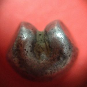 พดด้วงเม็ด 1 บาทสมัยสมเด็จพระเจ้าอุทุมร (ขุนหลวงหาวัด) พ.ศ.2301-2302 ตราช่ออุทุมพร รูปจุด 4 จุด อยุ่ภายในกรอบกนกเปิดล่าง สวยคมชัดมาก เม็ดที่ 1 - Image 3