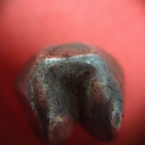 พดด้วงเม็ด 1 บาทสมัยสมเด็จพระเจ้าอุทุมร (ขุนหลวงหาวัด) พ.ศ.2301-2302 ตราช่ออุทุมพร รูปจุด 4 จุด อยุ่ภายในกรอบกนกเปิดล่าง สวยคมชัดมาก เม็ดที่ 2 - Image 4