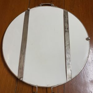 ถาดกระเบื้องโบราณใบใหญ่ที่สุด  ขนาด เส้นผ่าศูนย์กลาง 20" ลายดอกกุหลาบบานสีแดง4ดอกขาว1ดอก สวยงามสมบูรณ์มาก - Image 3